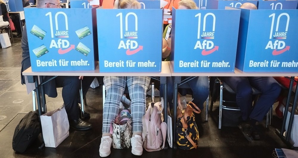 Sonntagsfrage August: 44 Prozent der Deutschen lehnen Regierungsbeteiligung der AfD voll und ganz ab