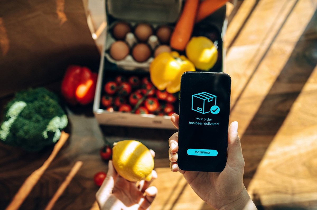 Do consumers think customer service chatbots are useful when purchasing groceries online?