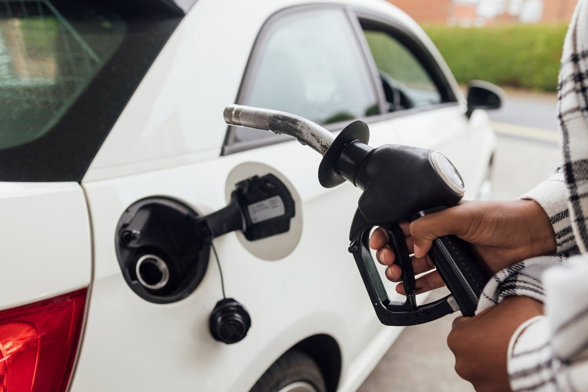 How do British motorists prefer to pay for their fuel refills and why?