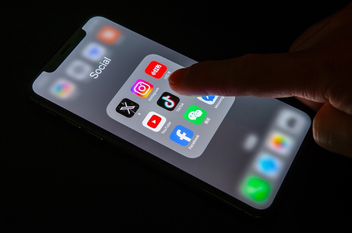 tiktok smartphone finger icon