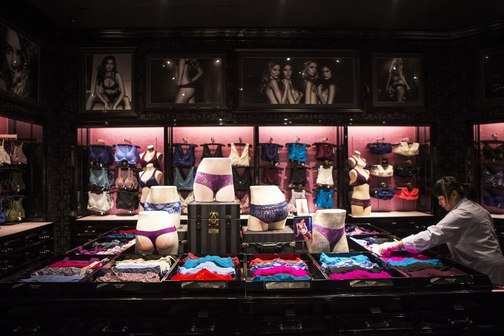 We Compared Victoria's Secret Stores in the US Vs the UK: Photos