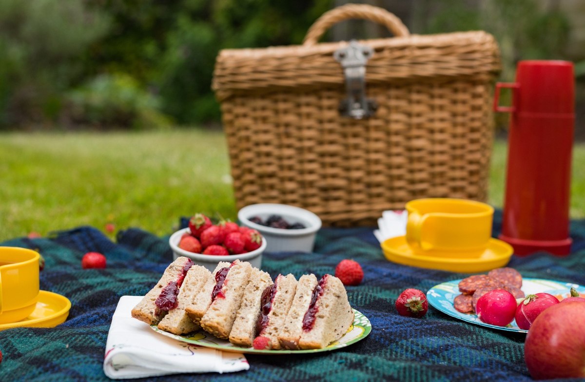 What do Britons pack for a picnic?