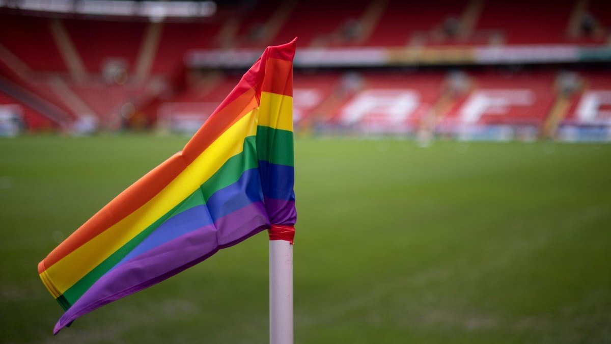 L'homophobie dans le football : le regard des supporters à travers l'Europe