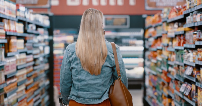 Donna di spalle con carrello della spesa