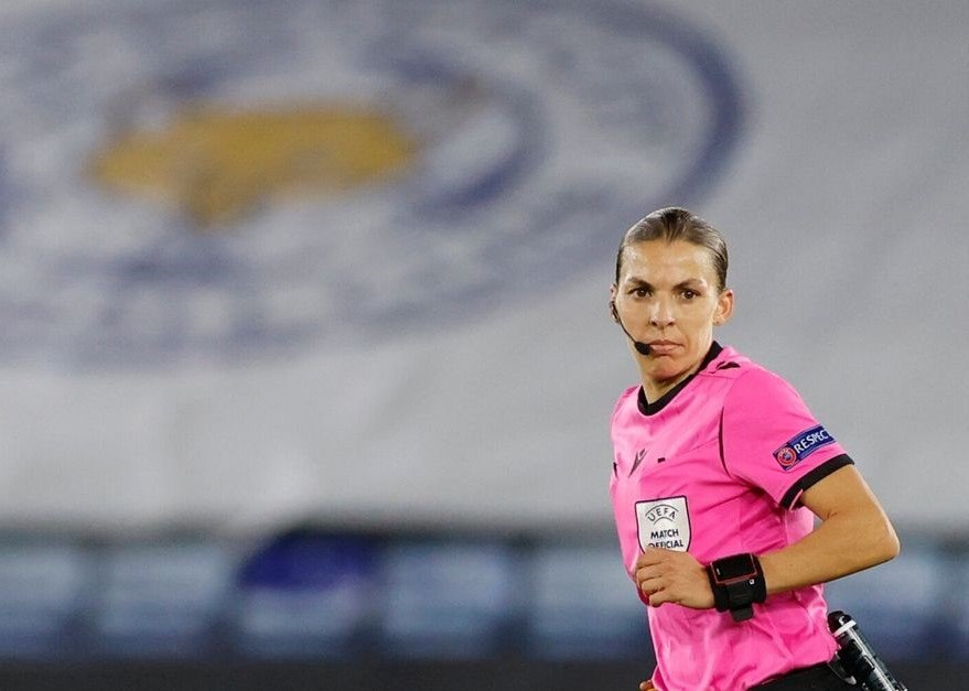 Football : que pensent les Français des femmes arbitres ?