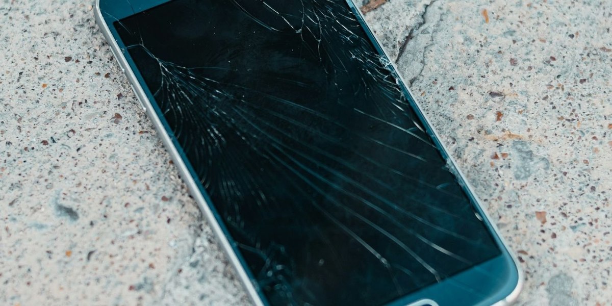 What do British consumers do when their phone screens crack?