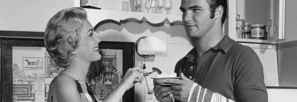 American actors Burt Reynolds and Lori Nelson experiment in the kitchen, circa 1959. (Photo by Archive Photos/Getty Images)