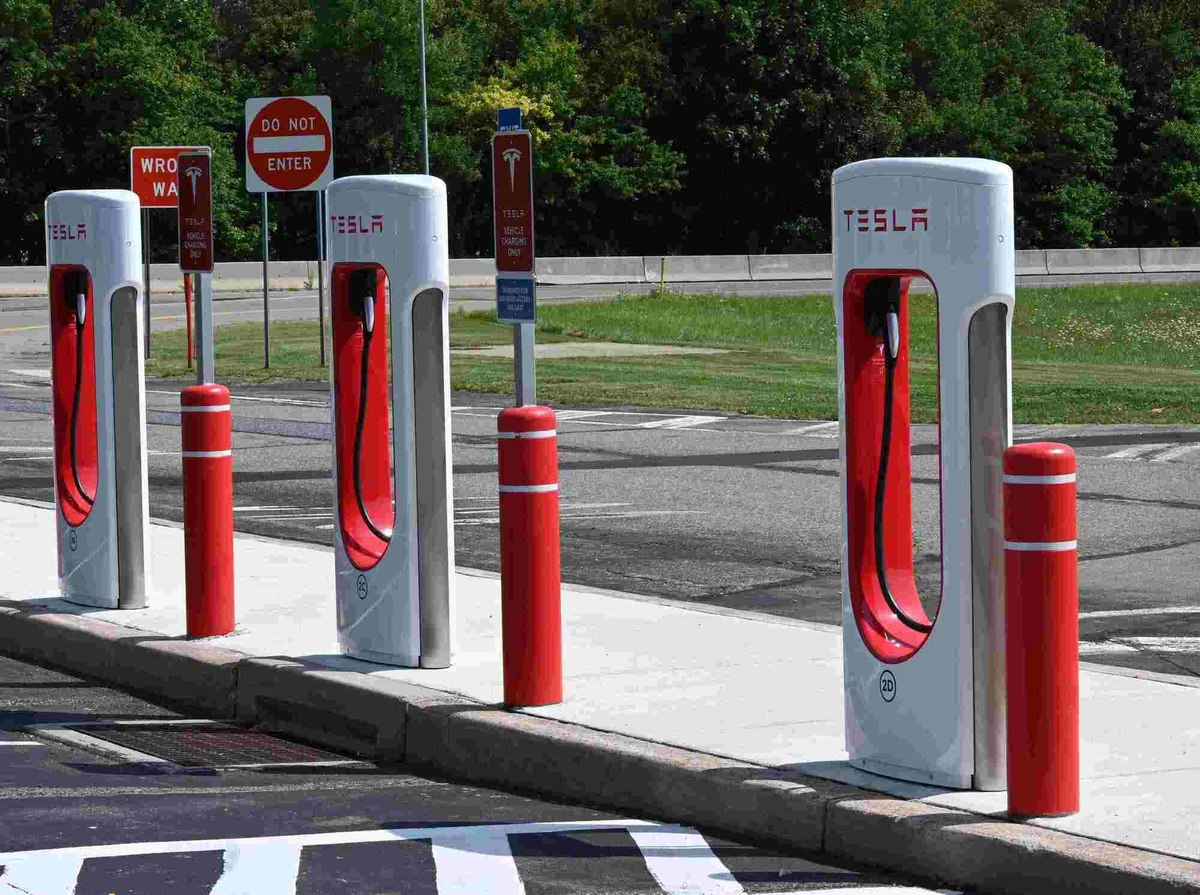 US and GB: Tesla launches new home charger - does EV charging put off potential car buyers? 