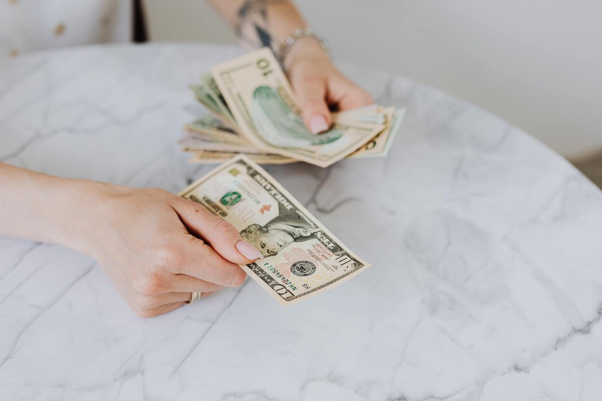 How much does the average American have in savings?