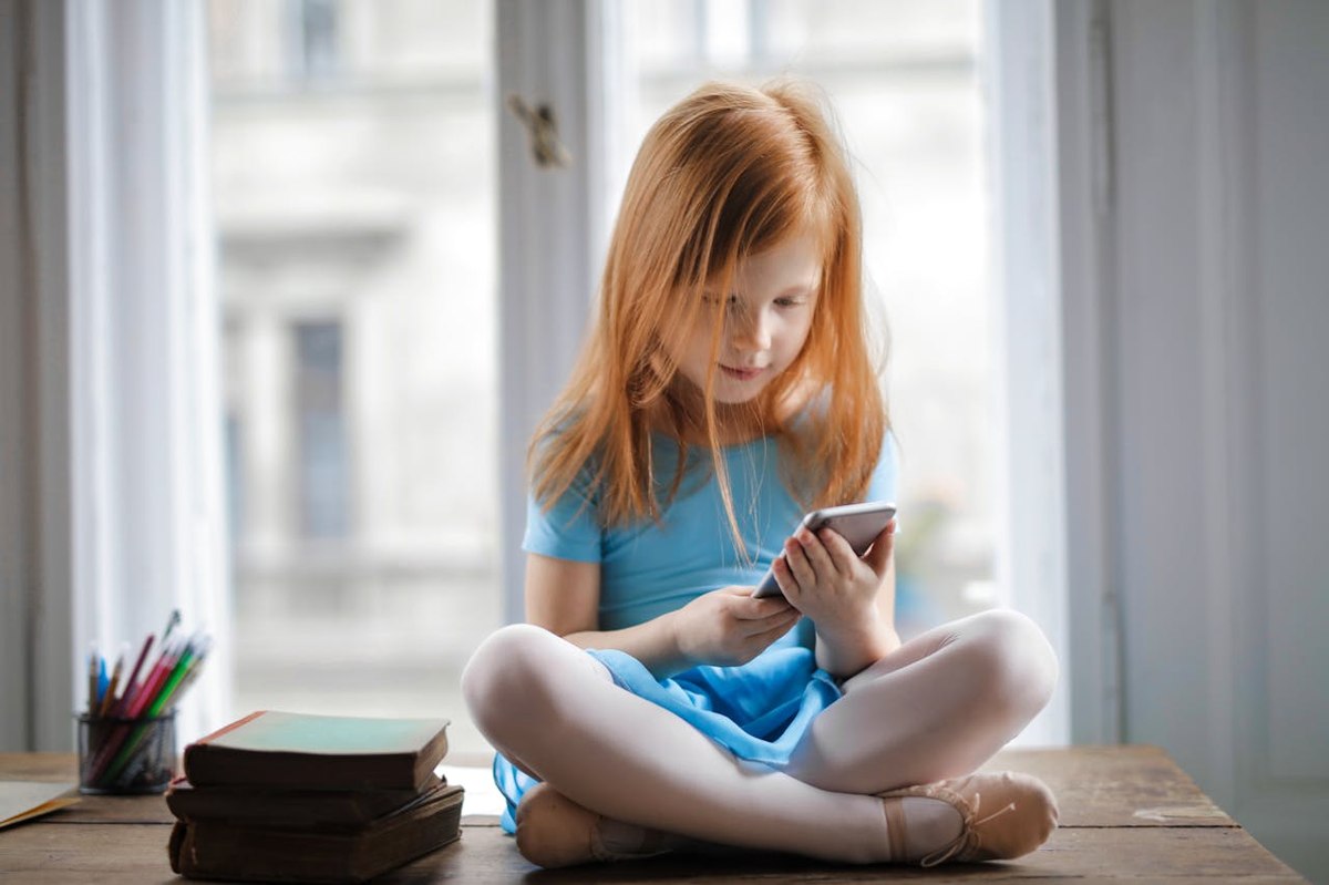 The youngest age British parents think kids should have smartphones